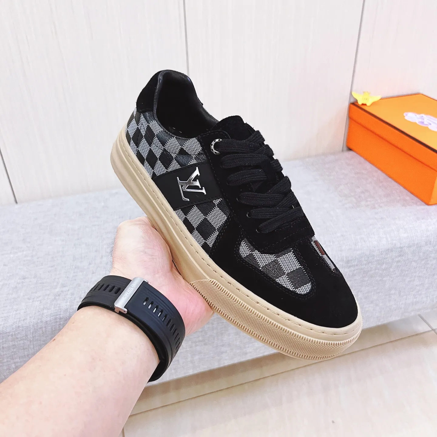 🚘🚘Factory batch 400💰[LV]🔥Louis Vuitton, high-end men's shoes brand, official website 1:1 latest masterpiece: the upper is made of first-layer cowhide imported from Italy with a comfortable and breathable lining➕original non-slip and wear-resistant outsole🔥, making walking more convenient and comfortable! An exclusive new model, a stunning work, a beautiful 1:1 replica [color] compared to the official quality! Create a fashionable personality to set off your uniqueness! A must-have for trendy men! Classic🔥Size: 38-44 Color: 🔥 2⃣️colors available🔥